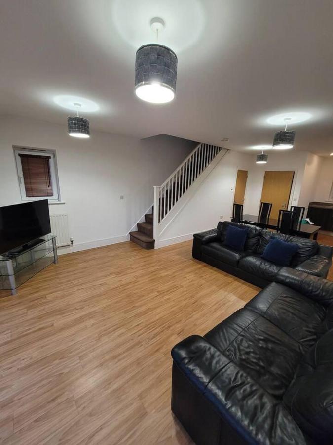 Spacious 3 Bed House With Ensuite And Free Parking Milton Keynes Eksteriør billede